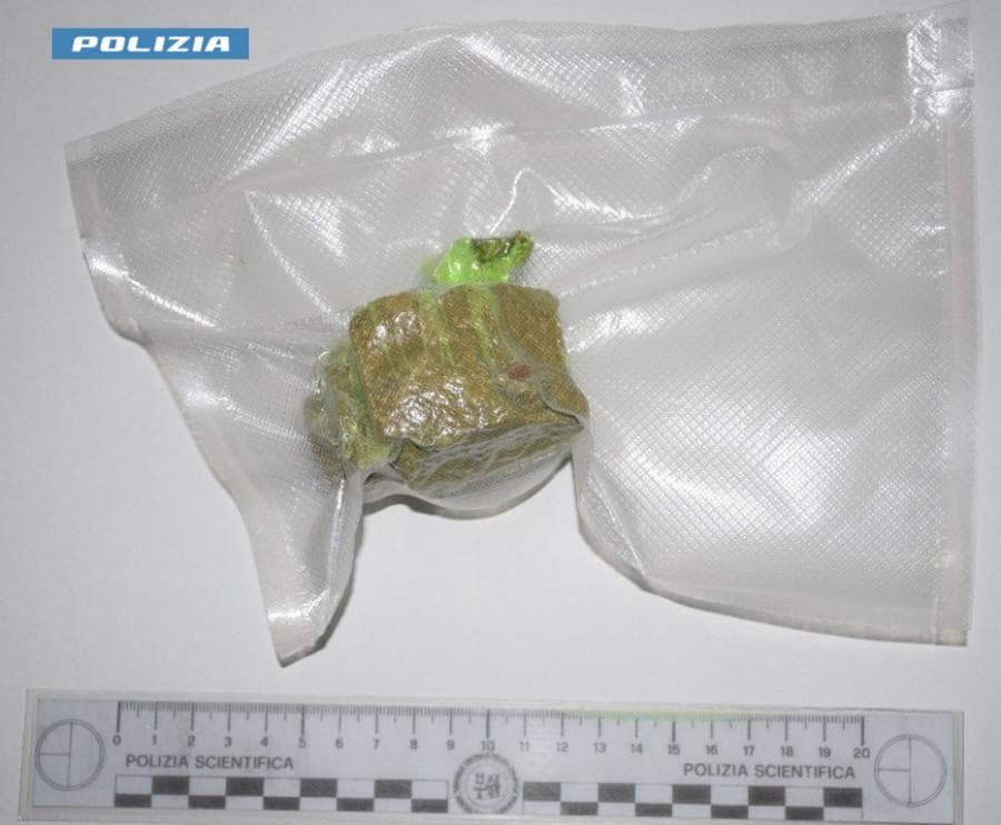 Lecce, insospettabile trovato con 100 gr di eroina in auto