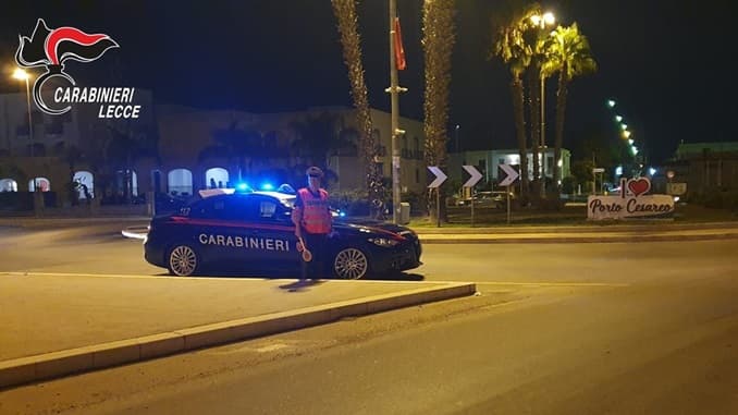 A bordo di un'auto rubata sfugge all'alt, inseguimento e calci al carabiniere: arrestato