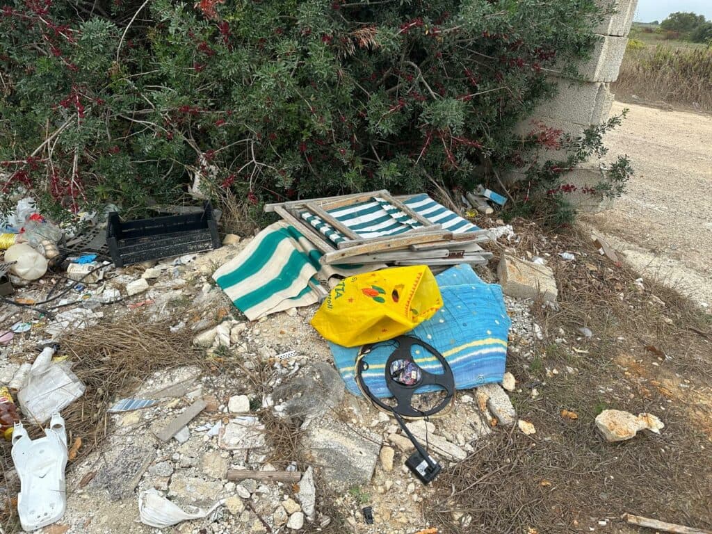 Torre Chianca, un cimitero di rifiuti dietro una vecchia discoteca