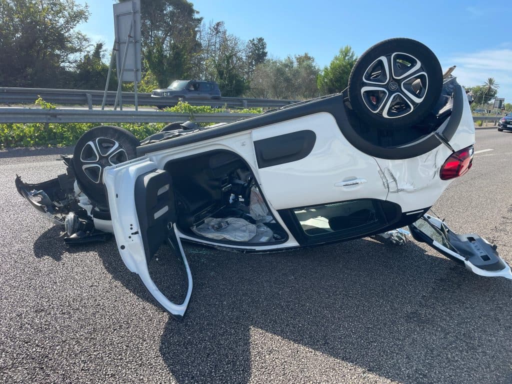 Auto si ribalta sulla ss101, paura per la conducente