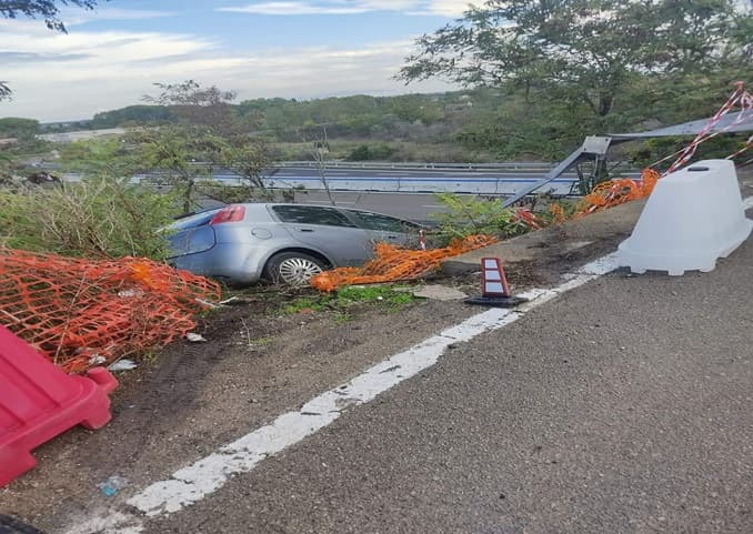 Auto fuori strada al Ponte di Ussano: "Deve accadere una tragedia affinché riparino il guard-rail?"