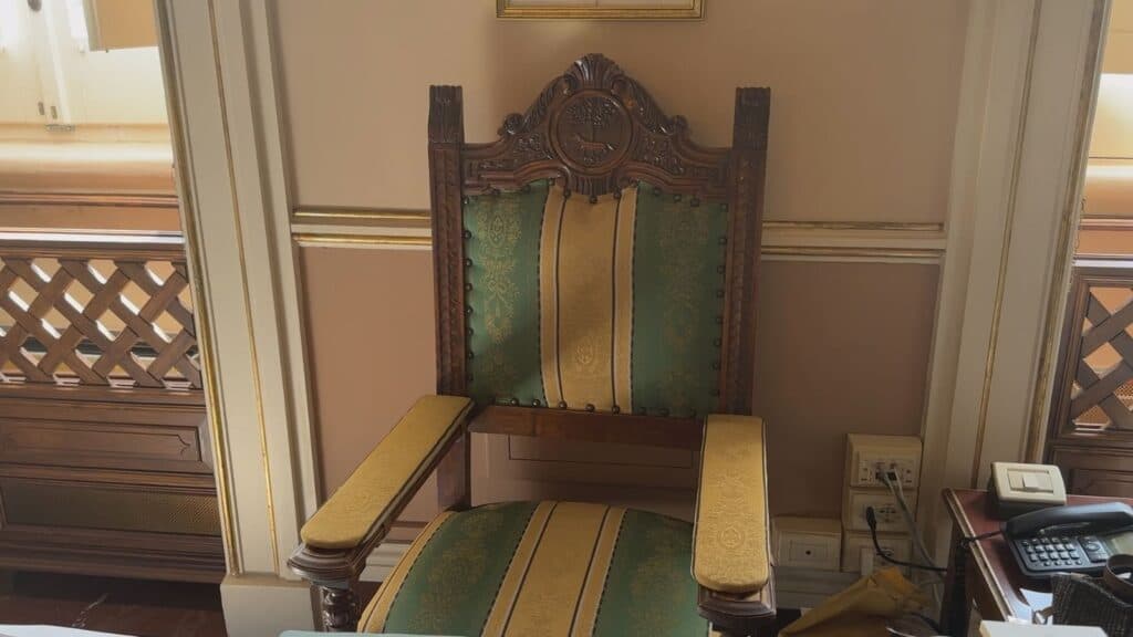 Restaurate le 4 poltroncine della stanza del sindaco. E riappare una poltrona con lo stemma di Lecce