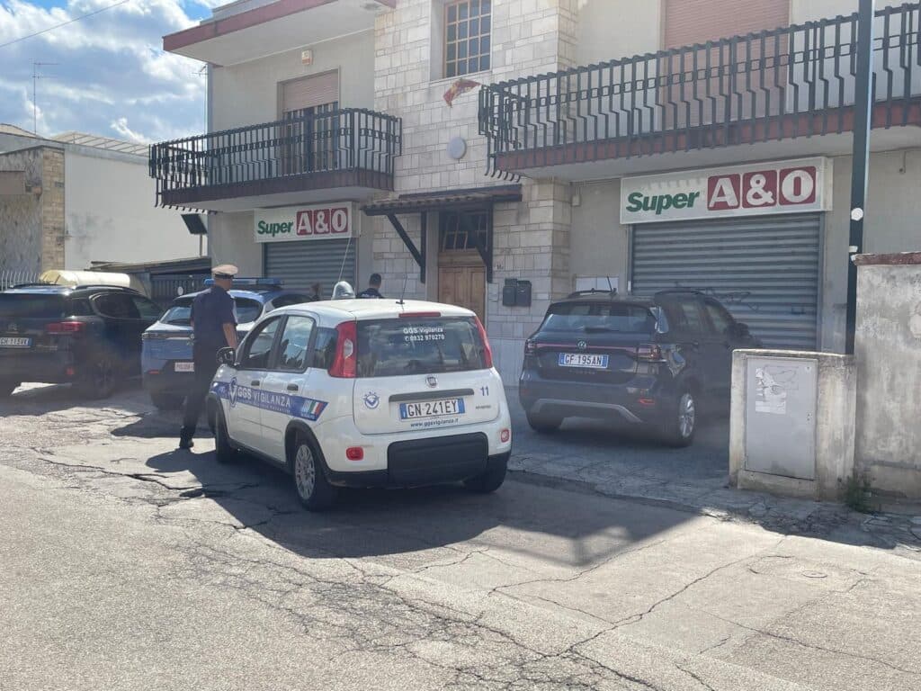 Rapinatori in azione nel supermercato di via De Rosis a Lecce