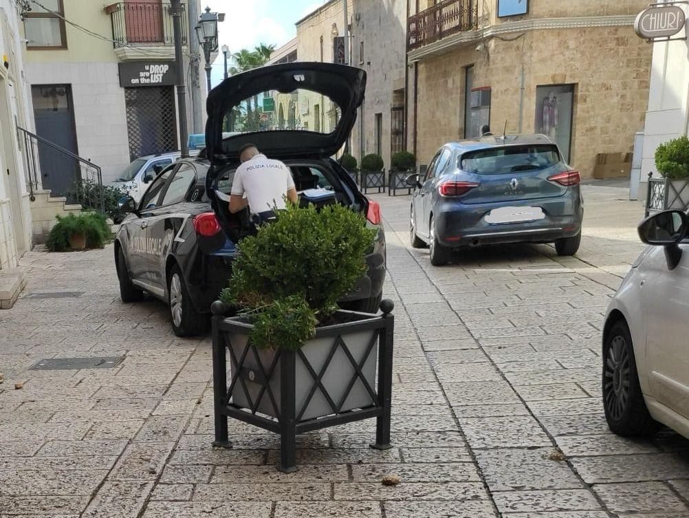 Urta una fioriera ed alcuni pedoni e scappa, automobilista rintracciato e denunciato