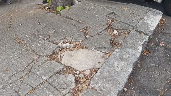 Lecce, via Ravenna: il marciapiede è un percorso di guerra