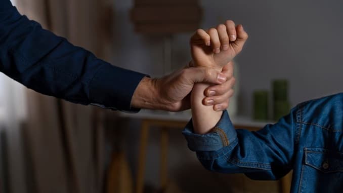 Stessa coppia, nuova denuncia di una 16enne: “anche io spogliata e palpeggiata”