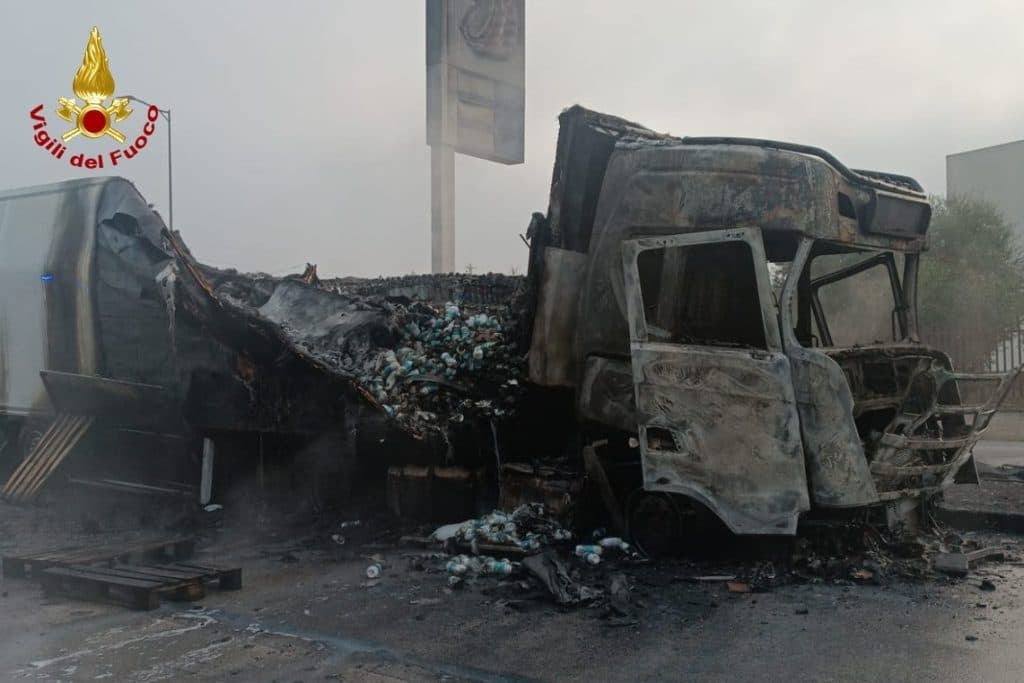 Autotreno carico di plastica prende fuoco a Gioia del Colle
