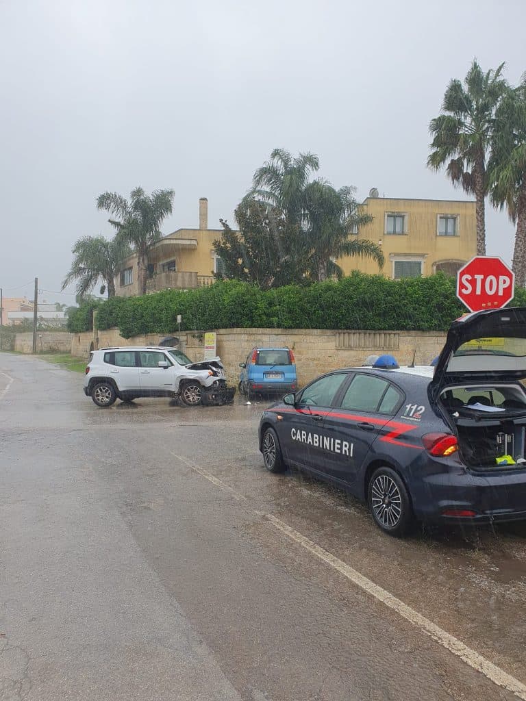 Scontro tra due auto: grave una donna