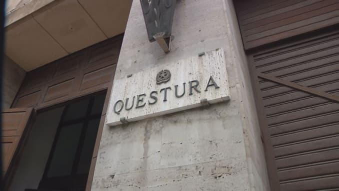 Tassisti abusivi davanti alla stazione, arriva la stretta.