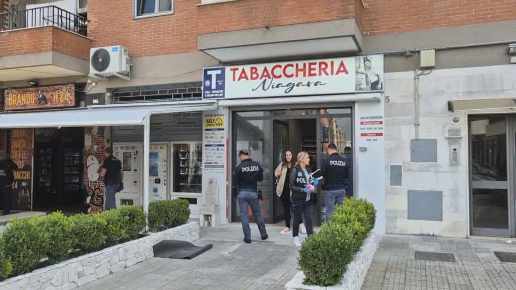 Brindisi, fucilata contro la saracinesca di una tabaccheria