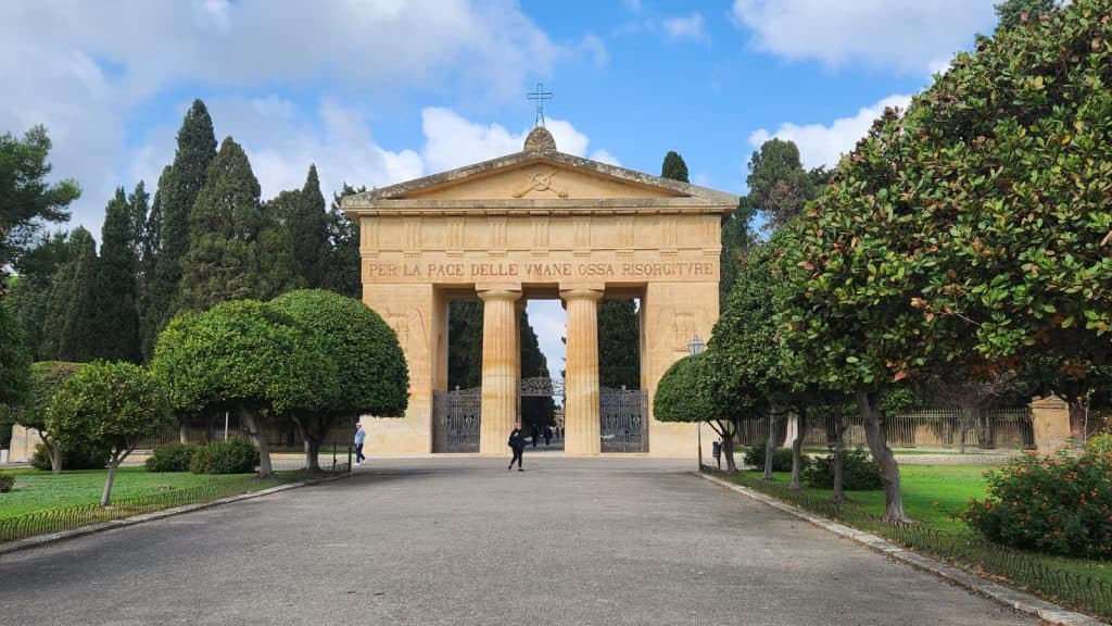 Giallo al cimitero, spuntano ossa “clandestine”