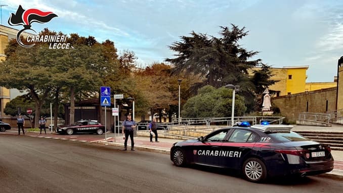 I carabinieri passano al setaccio il quartiere Santa Rosa