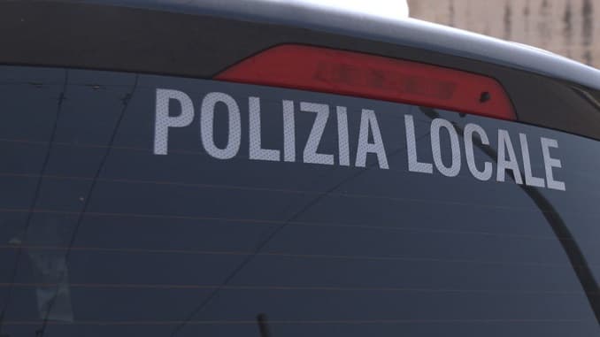 Intima alt, vigilessa investita: denunciato 72enne