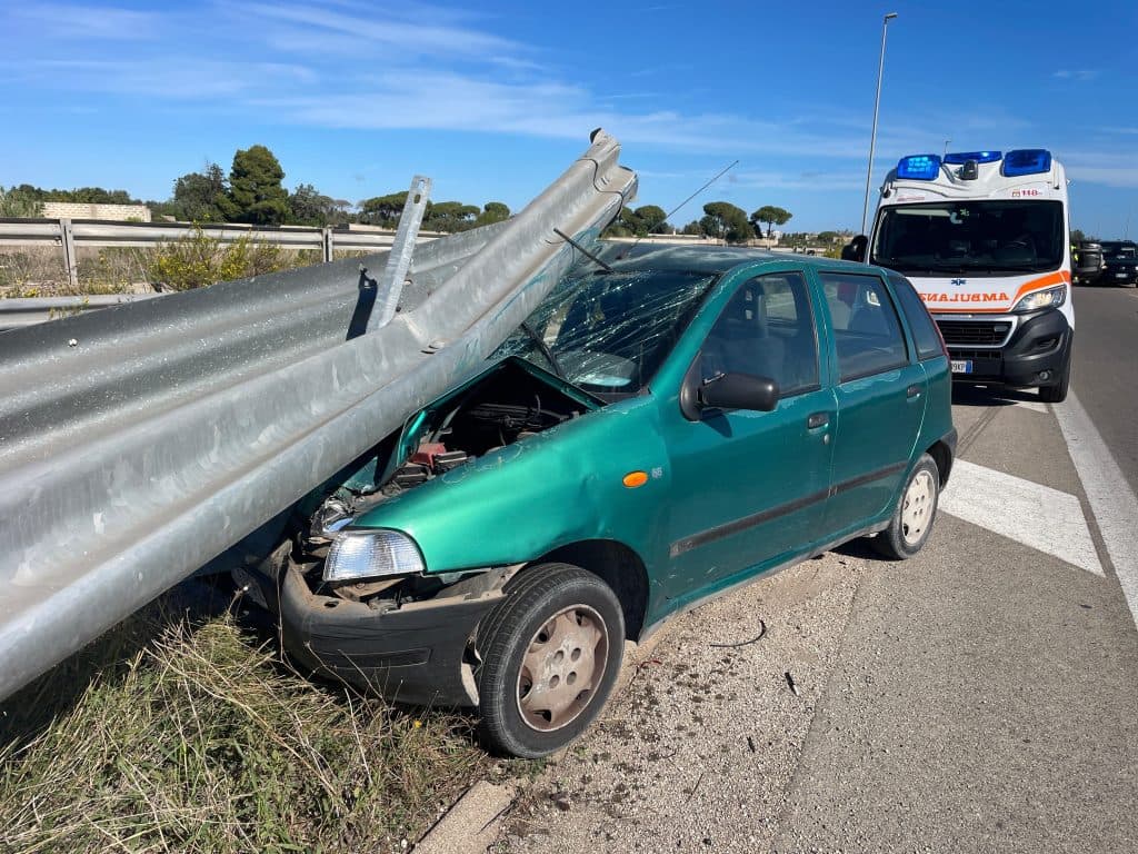 Incidente autonomo sulla Tangenziale Ovest, ultra ottantenne finisce contro il guardrail