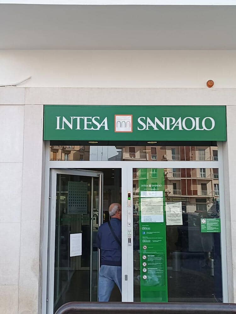Conti correnti violati, curiosità o dossieraggio? Perquisita casa del bancario spione