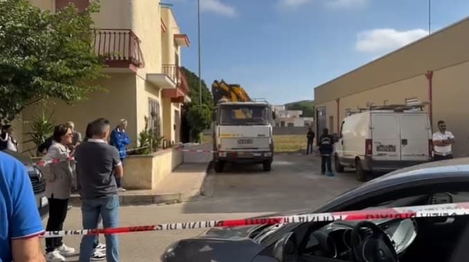 Scarica materiale dal camion, cade e resta schiacciato: muore operaio 47enne