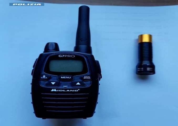 Inseguiti dalla polizia abbandonano auto rubata