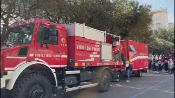 Lecce, piccoli caschi rossi crescono, Piazza Mazzini come Pompieropoli