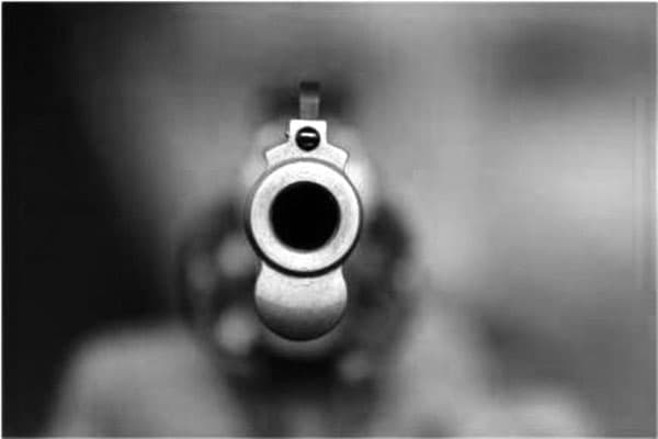 Spari contro l'auto della mamma di un magistrato nel Foggiano