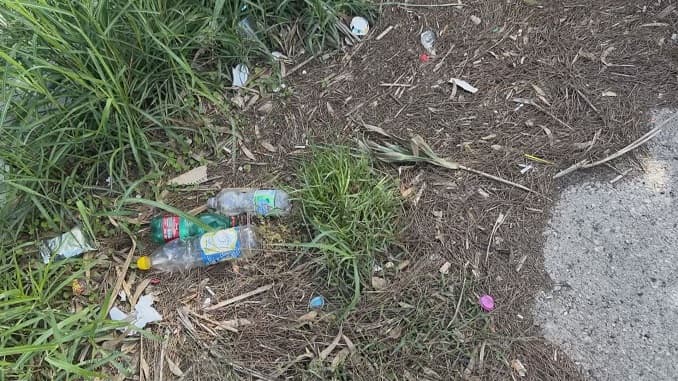 Un mare di rifiuti, un campetto “killer” e giostrine nel degrado