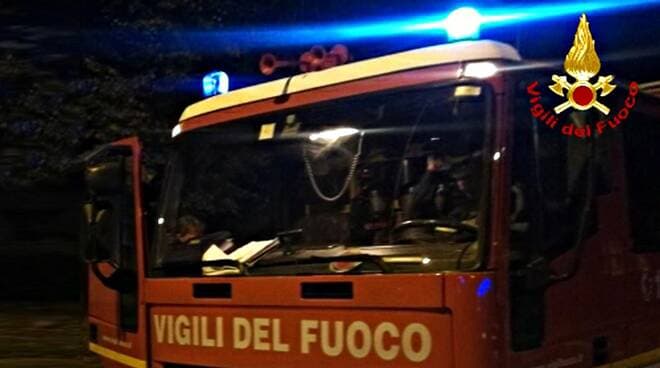 Racale, a fuoco un autofurgone nella notte