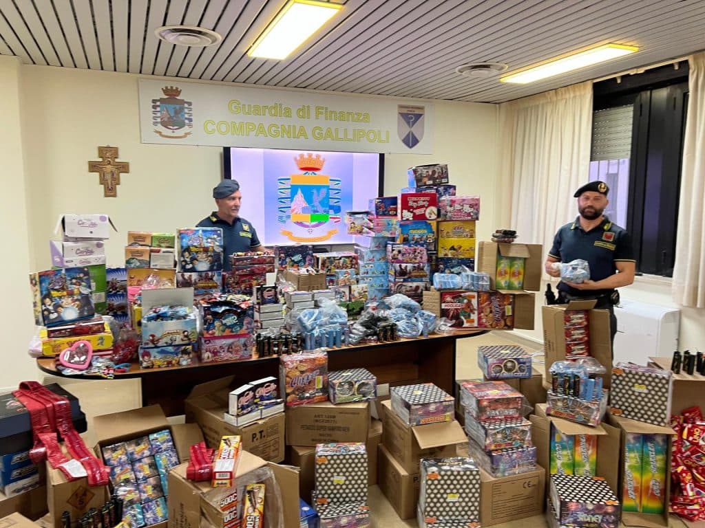 Lecce, sequestrati giocattoli contraffatti e tre quintali di fuochi d'artificio