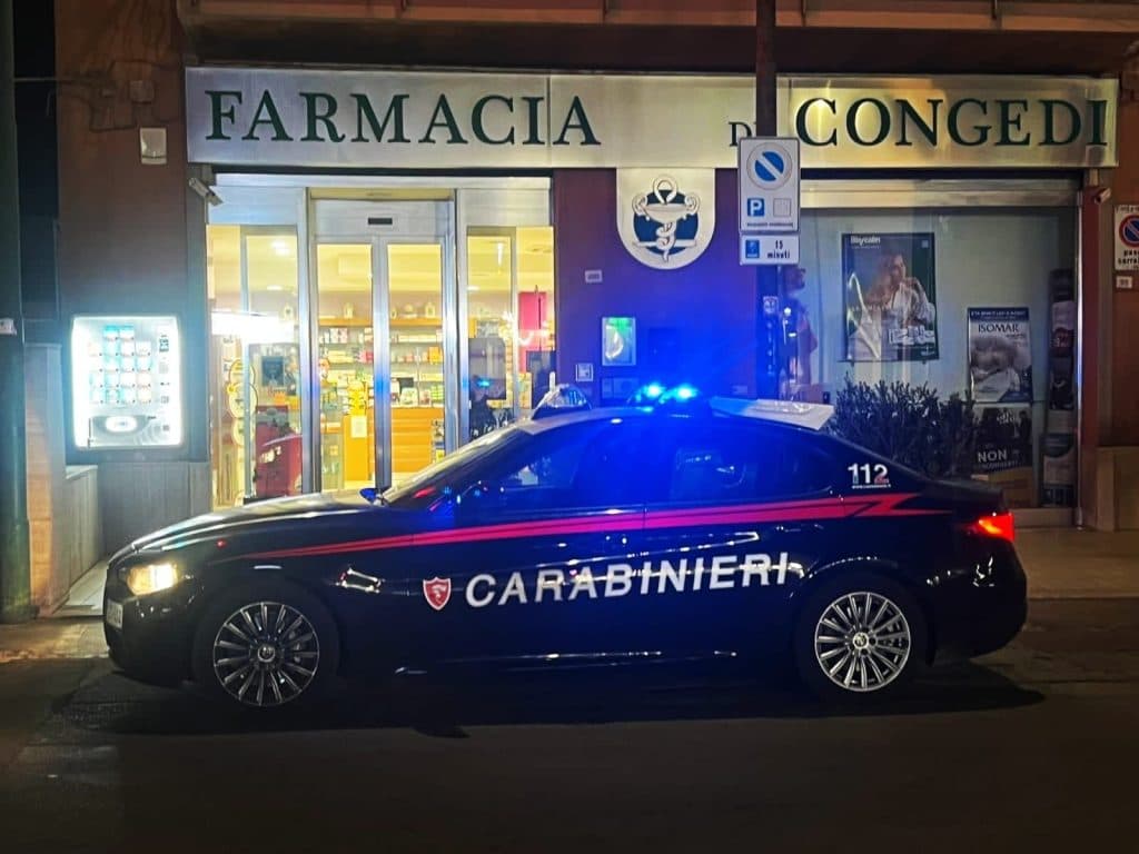Rapina in farmacia, ladro armato fugge con il bottino