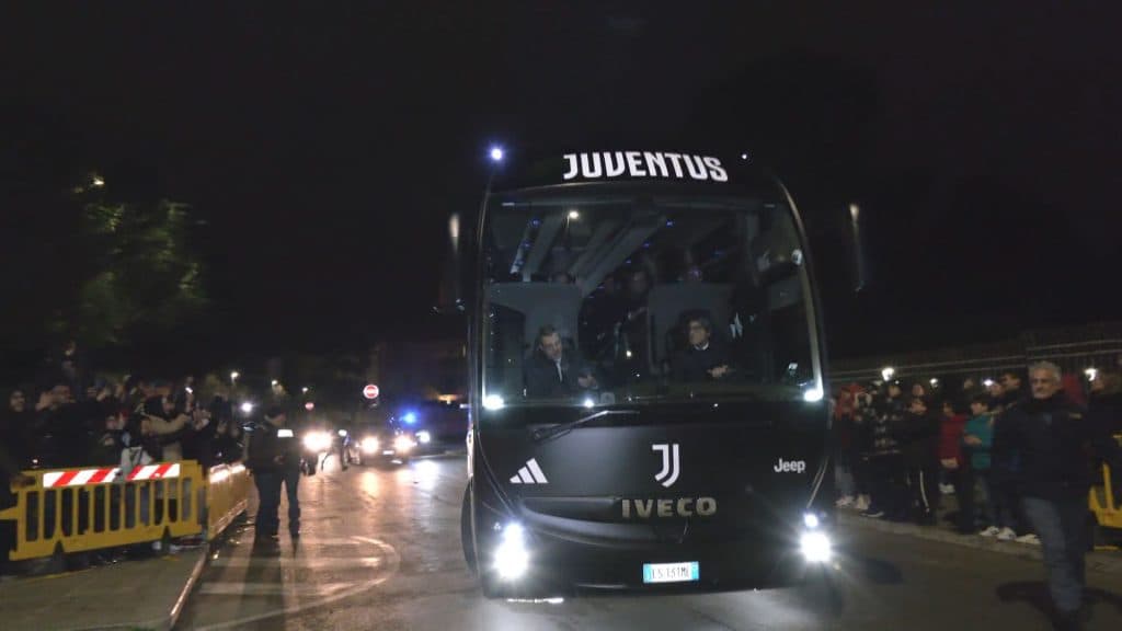 Arriva la Juventus in città, pochi tifosi bianconeri ad attenderla