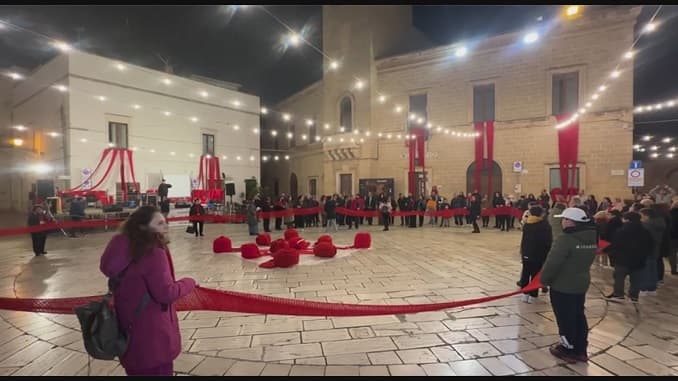 In piazza a Taviano la sciarpa rossa più lunga d'Italia