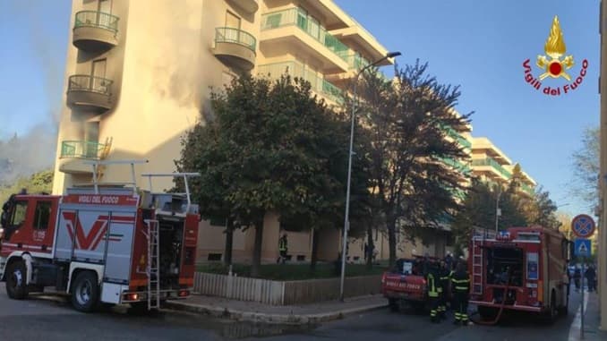 Incendio in una palazzina, il fumo invade il primo piano