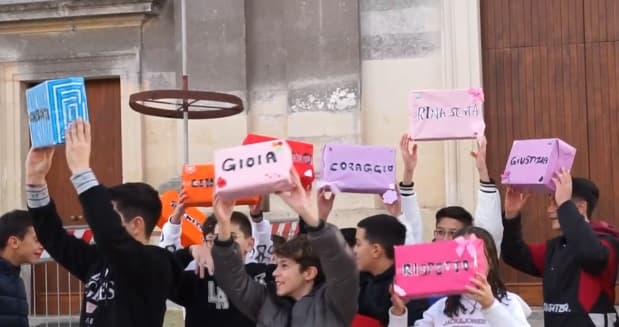 "Rosso come il sangue, variopinto come la libertà"