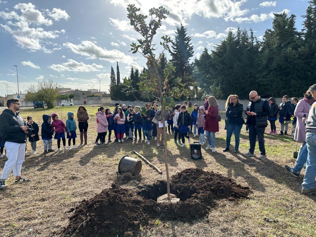 Da area inquinata a Parco: piantato a Merine il primo albero della rinascita