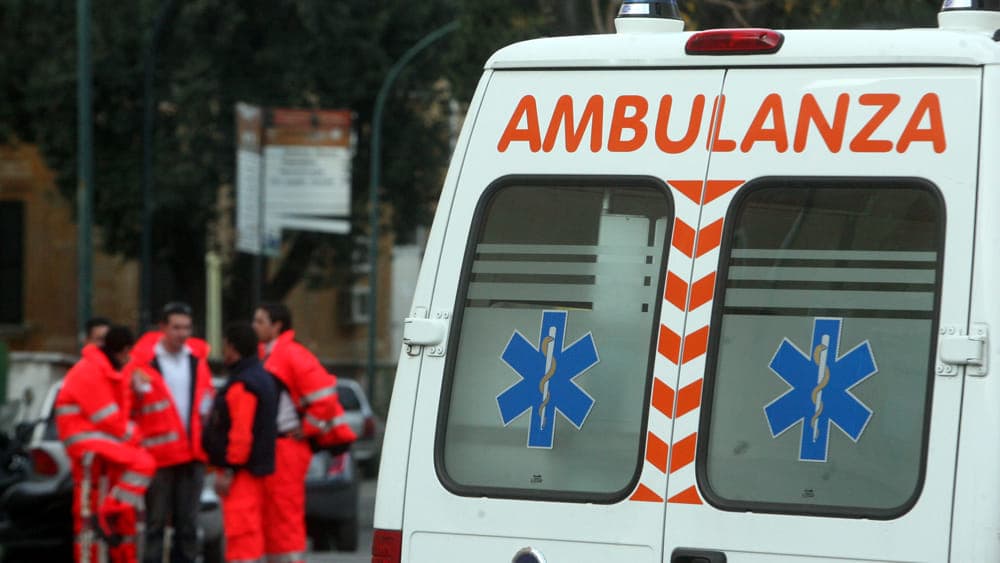 Schianto in moto: 22enne in ospedale