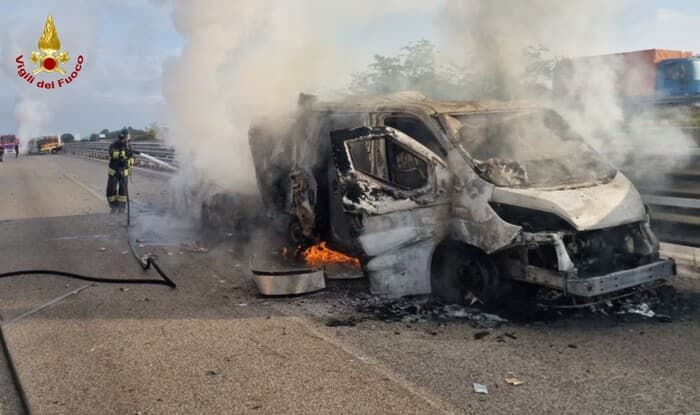 Assalto a un blindato portavalori nel Barese, auto in fiamme