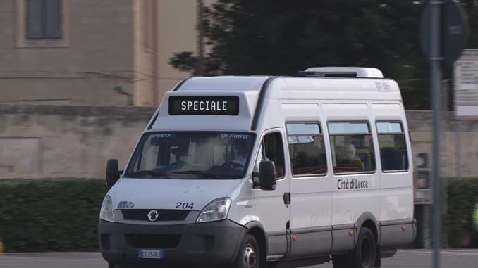 Ognissanti, tra preghiere e visite ai defunti. Al cimitero a piedi e con i bus navetta