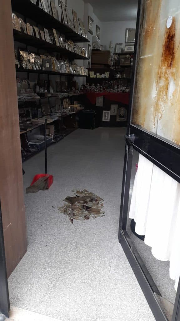 Lecce, spaccata ai danni di un negozio di argenteria