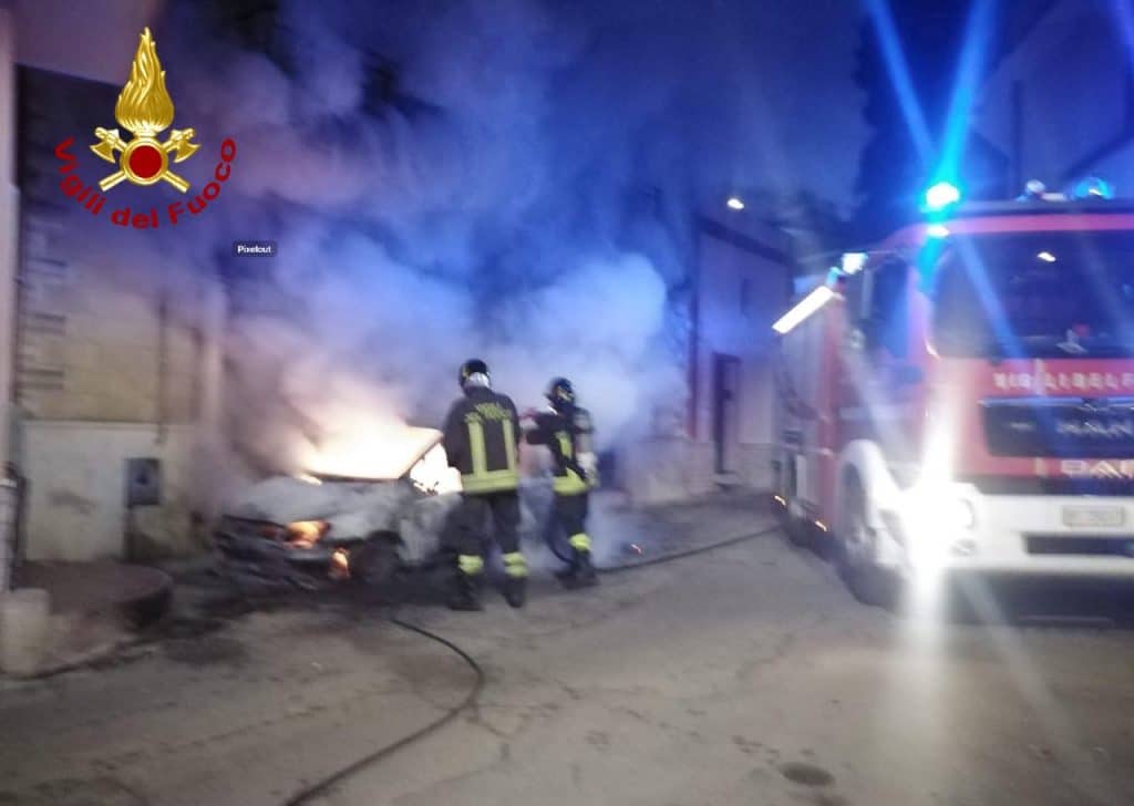 Tre auto in fiamme nella notte: un imprenditore nel mirino