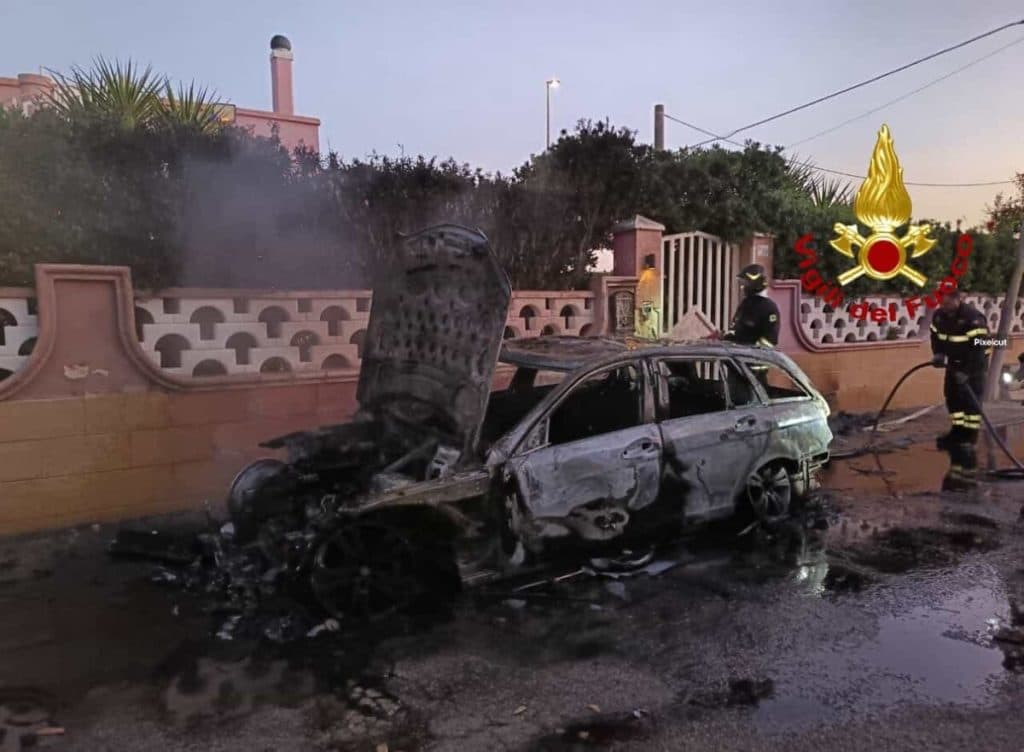 Fiamme all'alba a Gallipoli, distrutta una Mercedes