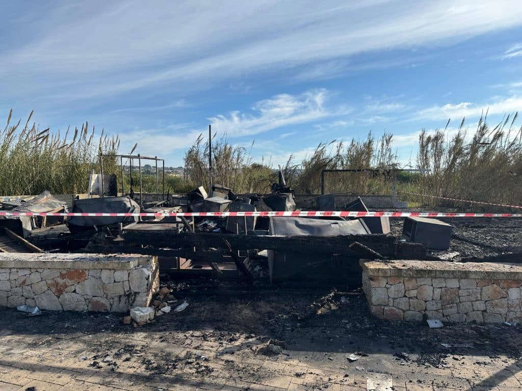 Rogo distrugge chiosco di uno stabilimento balneare a Pescoluse di Salve