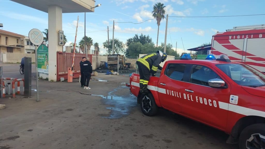Cassonetti in fiamme nel mercato ortofrutticolo di Taviano