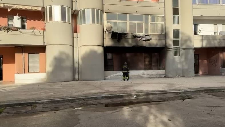 Lecce, fiamme in un condominio di via Siracusa