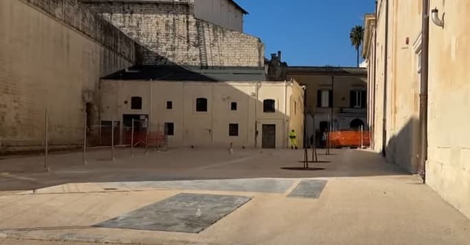 Piazza Libertini, proseguono i lavori. Resta il nodo sul transito dei Tir
