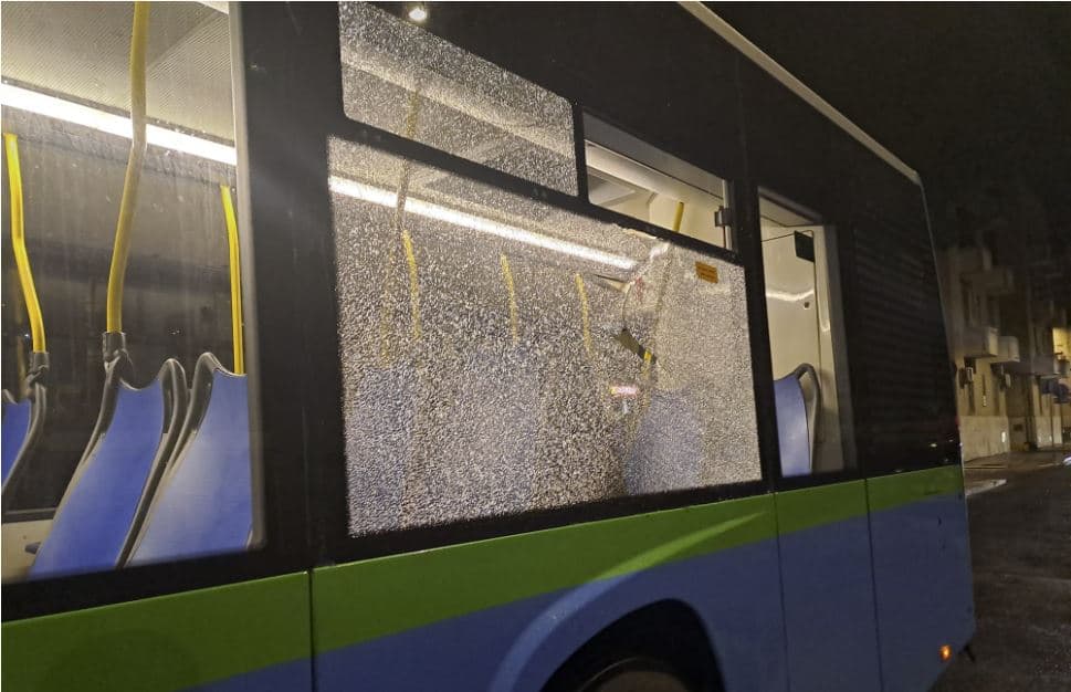 Sassi contro autobus nel pieno centro di Brindisi. Passeggeri e autista salvi per miracolo