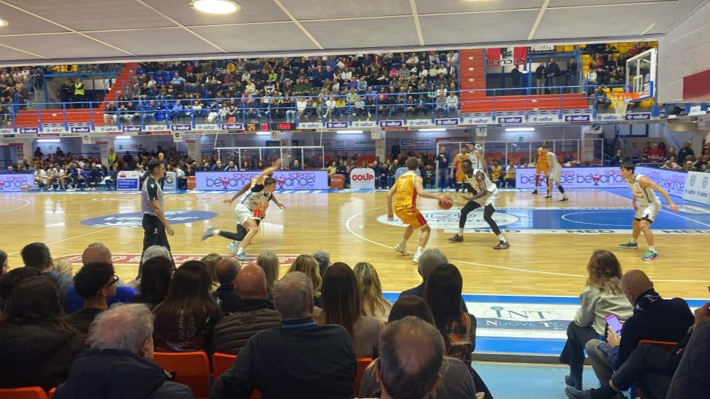 Basket A2, Brindisi supera Pesaro: 100-84