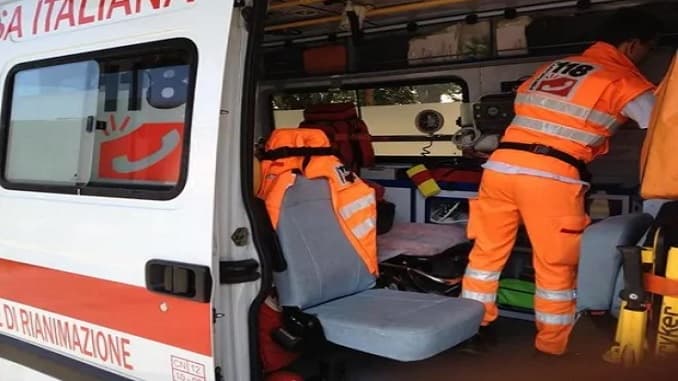 Schianto sulla statale 172, quattro feriti gravi: i pompieri li estraggono dalle lamiere
