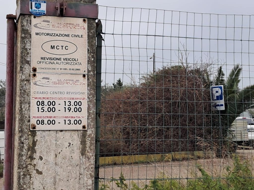 Notte di fuoco nel piazzale di un'officina: otto mezzi distrutti