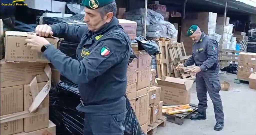 Sequestrati a Lecce oltre 8 tonnellate di fuochi d'artificio illegali