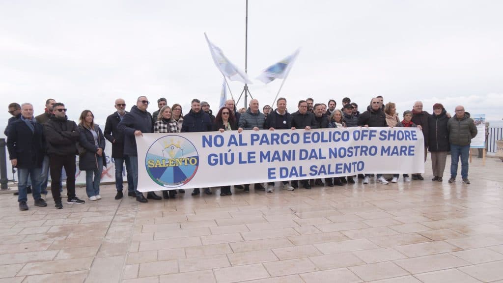 No al maxi eolico off shore: muro compatto, torna la protesta