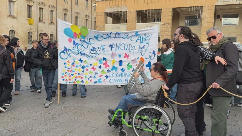 L'indifferenza è la peggiore disabilità, flash mob in piazza Sant'Oronzo