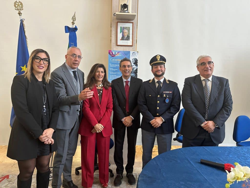 Come evitare le trappole della rete: il Questore incontra gli studenti